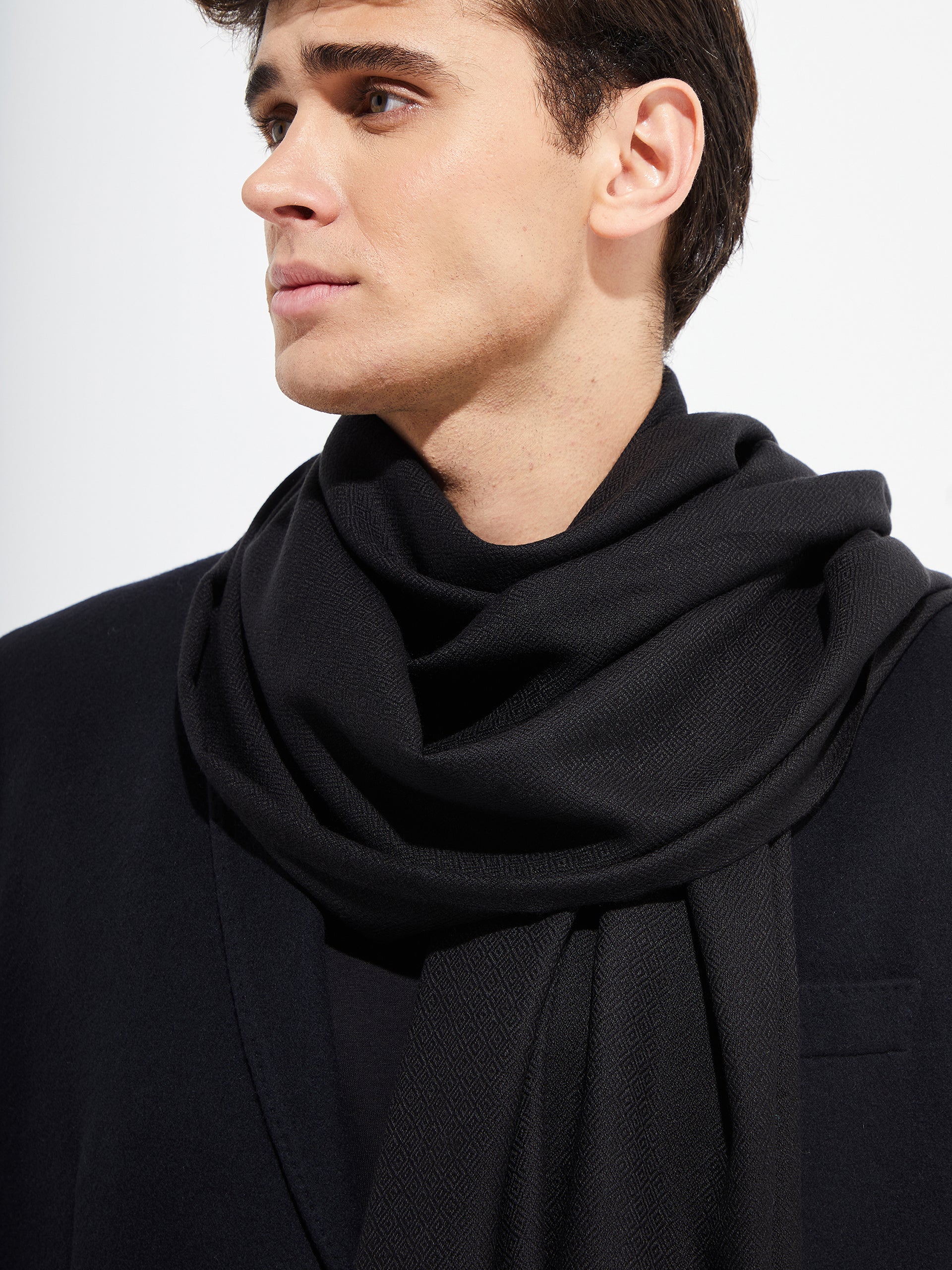 Bellinzona Shawl Vicuña Color Black - Image 5