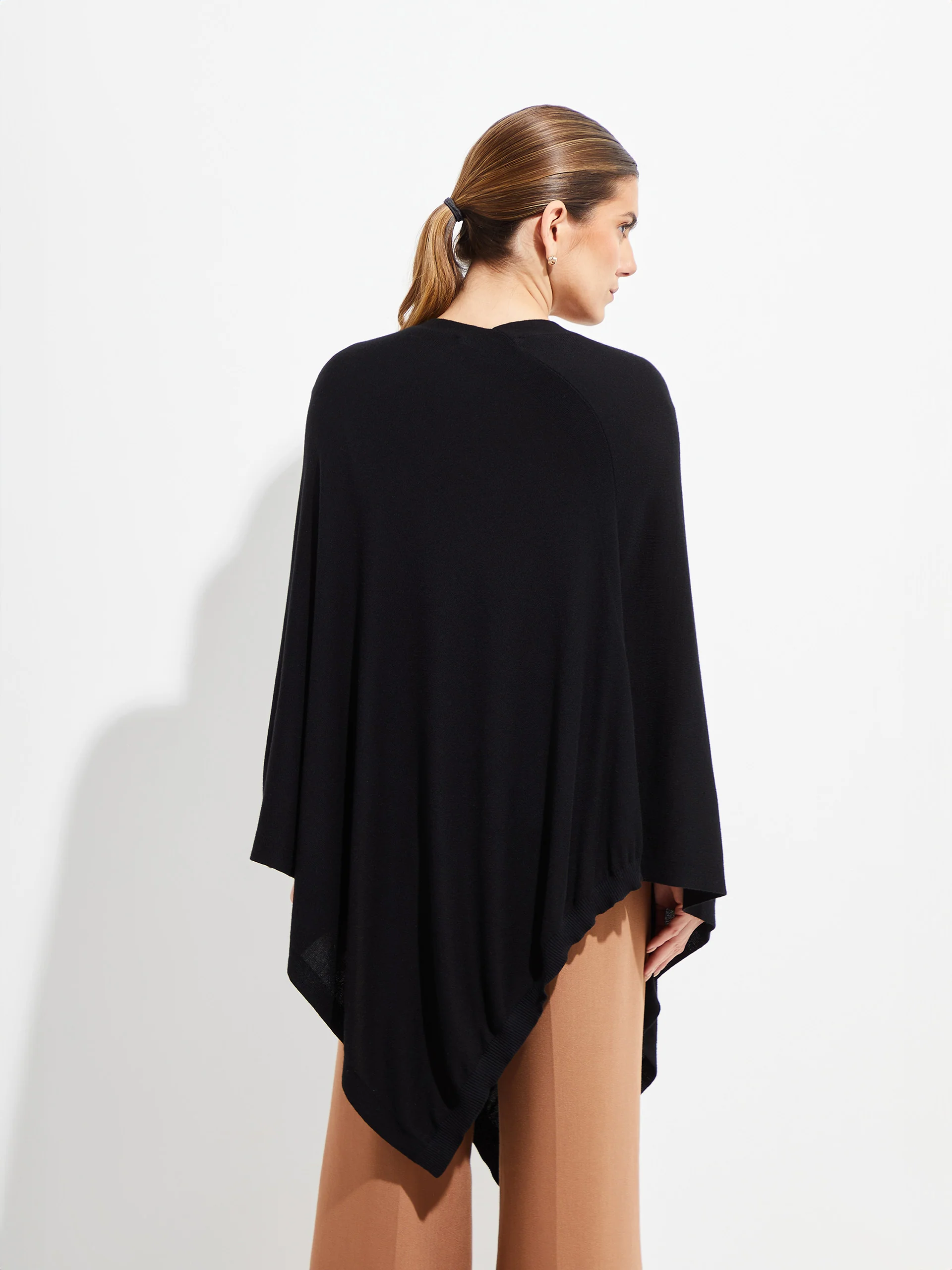 Beryl Poncho Vicuña Color Black - Image 3